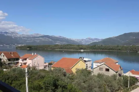 Pogled sa terase na more, okolne kuće i planine u daljini. - image 2