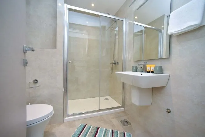 Izdavanje, dvosoban stan, 74m², Centar, Budva