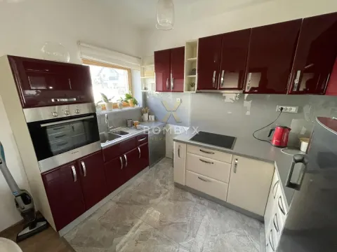 Moderna kuhinja sa ugradnom rernom i elementima u kombinaciji crvene i bež boje. - image 26
