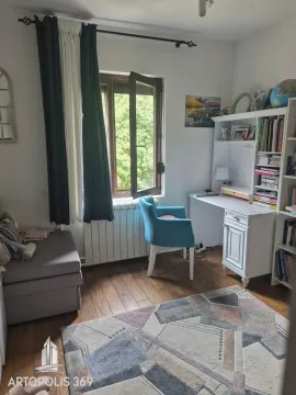 Manja soba opremljena radnim stolom, plavom foteljom i policama sa knjigama. - image 13
