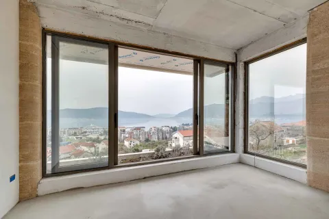 Pogled iz neuređene prostorije u izgradnji sa velikim staklenim površinama. - image 10