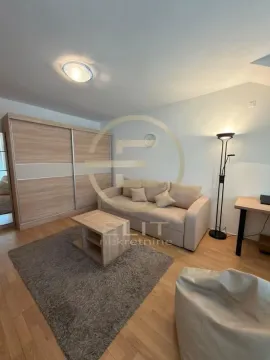 Dnevna soba sa garniturom, klub stočićem, garderoberom i radnim stolom. - image 7