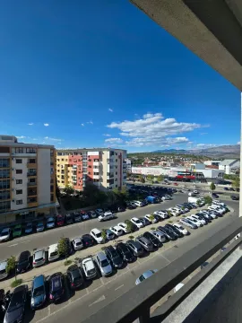 Pogled sa terase na gradski parking i okolne zgrade. - image 5
