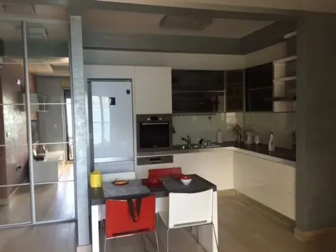 Kuhinja sa trpezarijskim stolom i ugradnim uređajima. - image 14