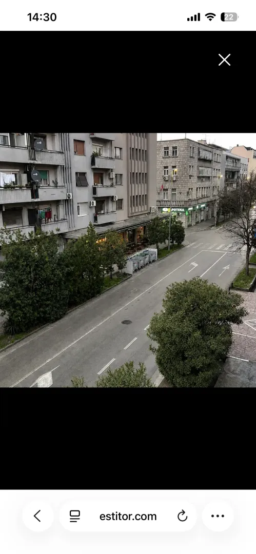 Pogled sa terase na ulicu i okolne zgrade.