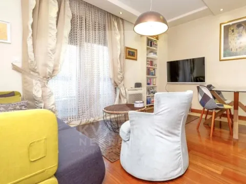 Dnevna soba sa garniturom, stočićem, televizorom i trpezarijskim dijelom. - image 2