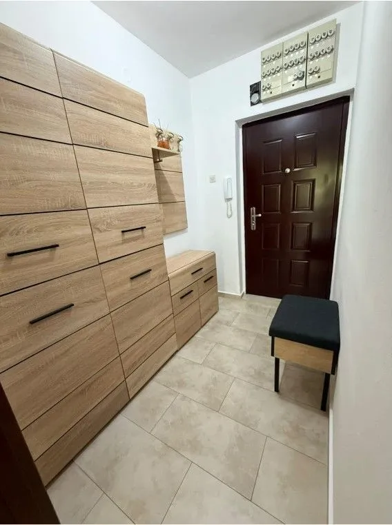Izdavanje, četvorosoban stan, 110m², Gintaš, Podgorica