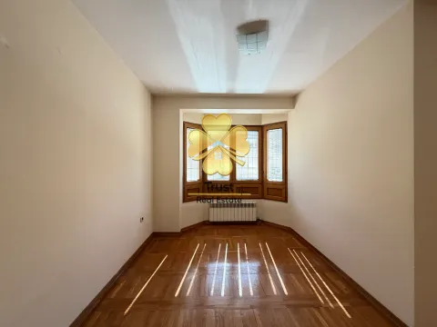 Prazna soba sa parketom i prozorom u obliku erkera. - image 4