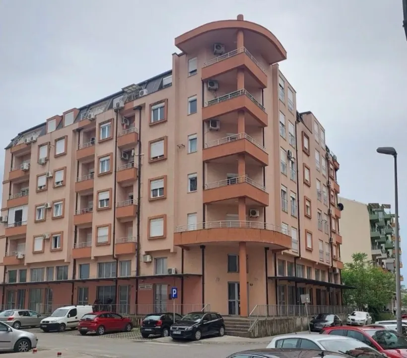 Izdavanje, dvosoban stan, 84m², Krivi Most, Podgorica