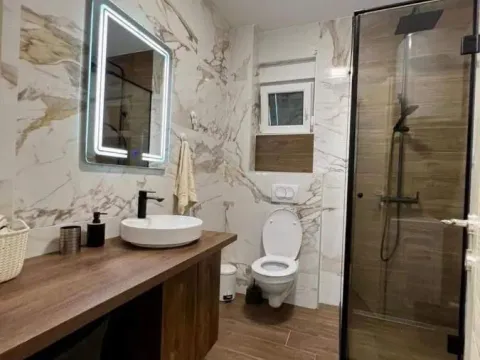 Izdavanje, četvorosoban stan, 240m², Kotor, Crna Gora - image 7