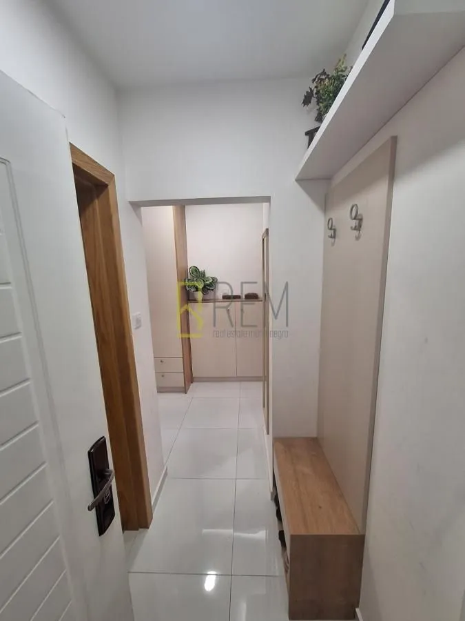 Izdavanje, trosoban stan, 89m², Podgorica, Crna Gora