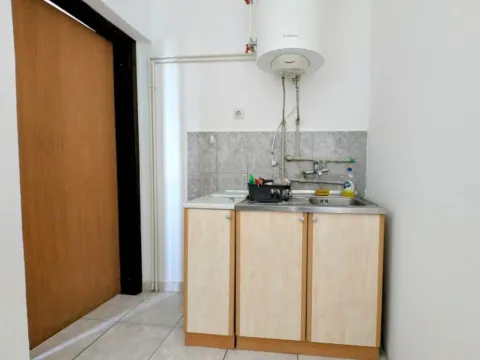 Izdavanje, poslovni prostor, 50m², Centar, Podgorica - image 5