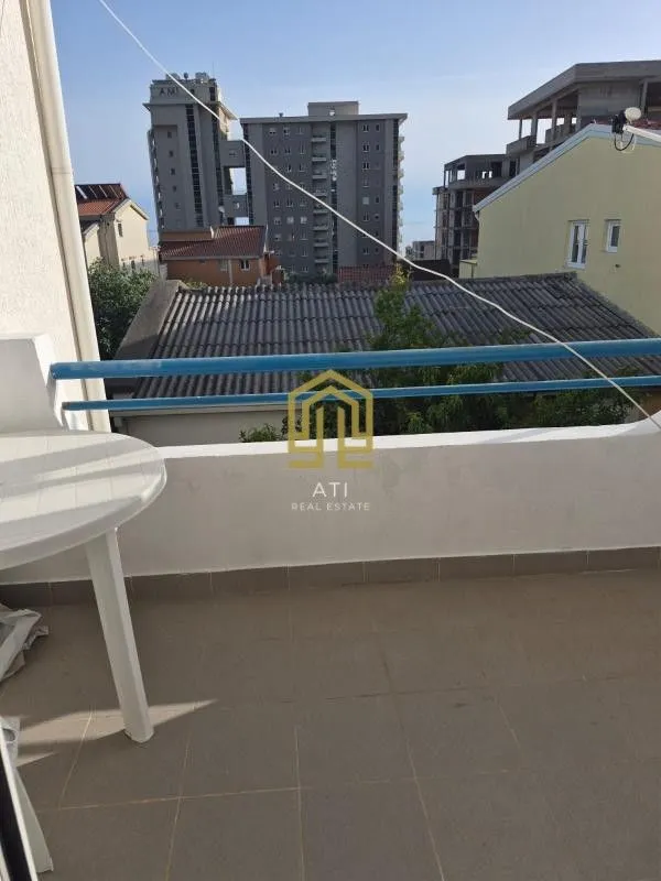 Pogled sa terase na okolne zgrade.