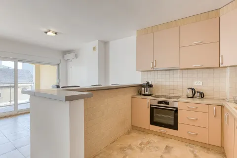 Modern kitchen with a breakfast bar and built-in appliances. - image 5