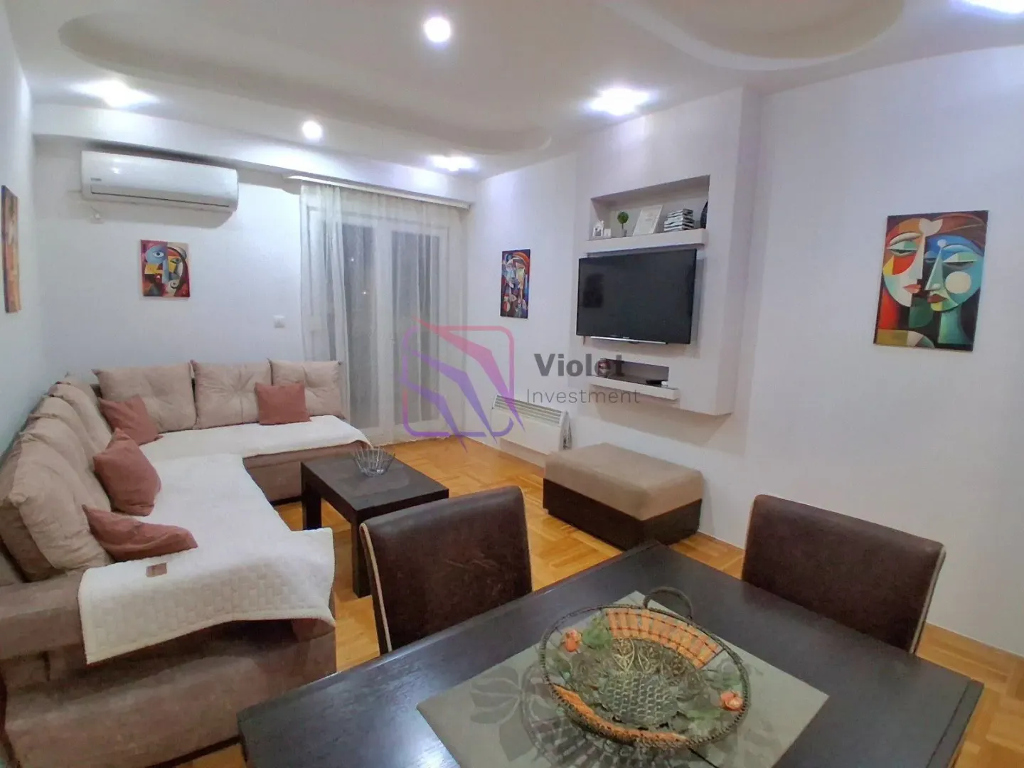 Dnevni boravak sa garniturom i trpezarijskim stolom.