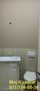 Smaller bathroom with a washbasin and a built-in toilet. - image 8