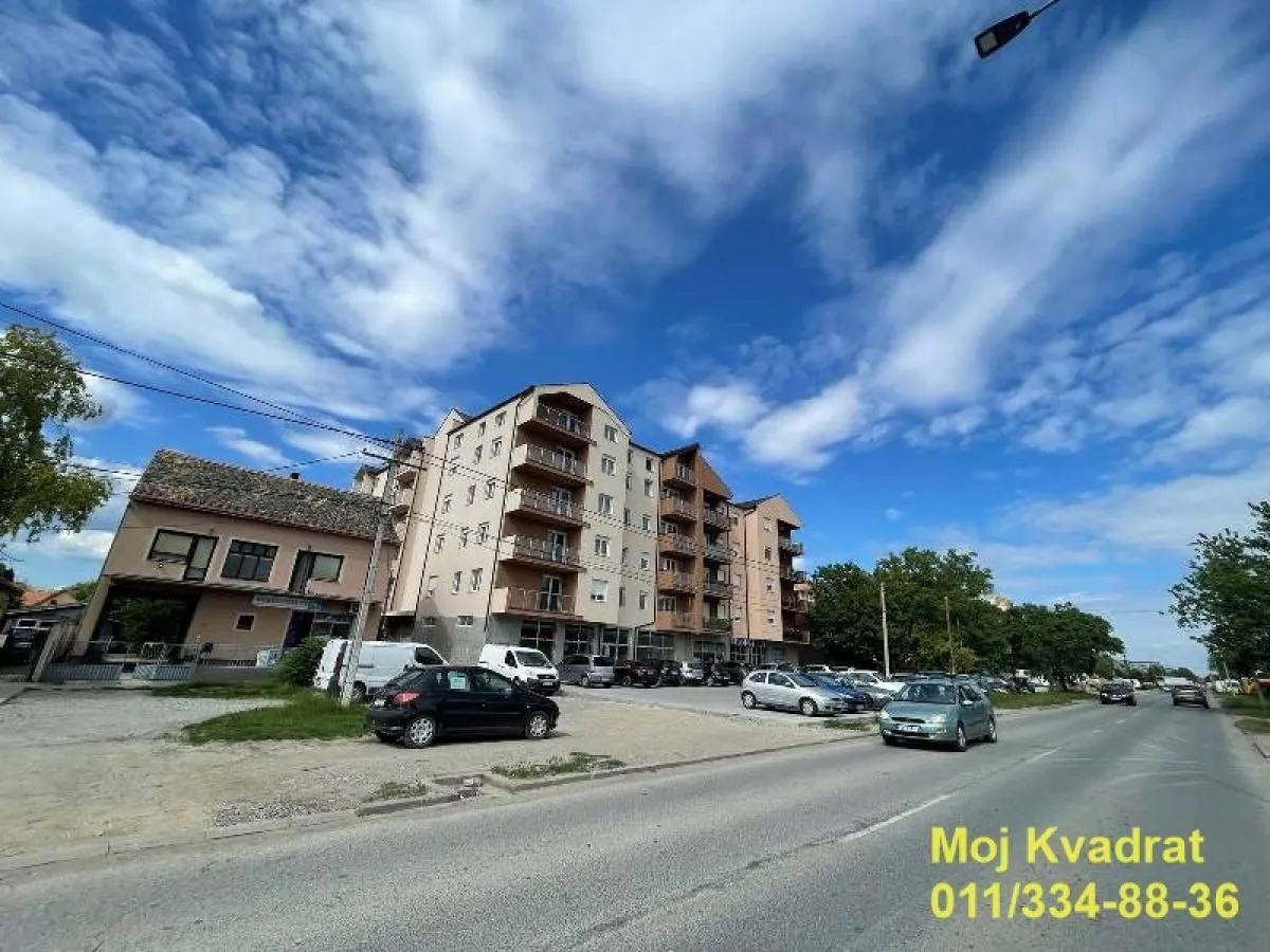 Izdavanje, poslovni prostor, 410m², Centar, Stara Pazova