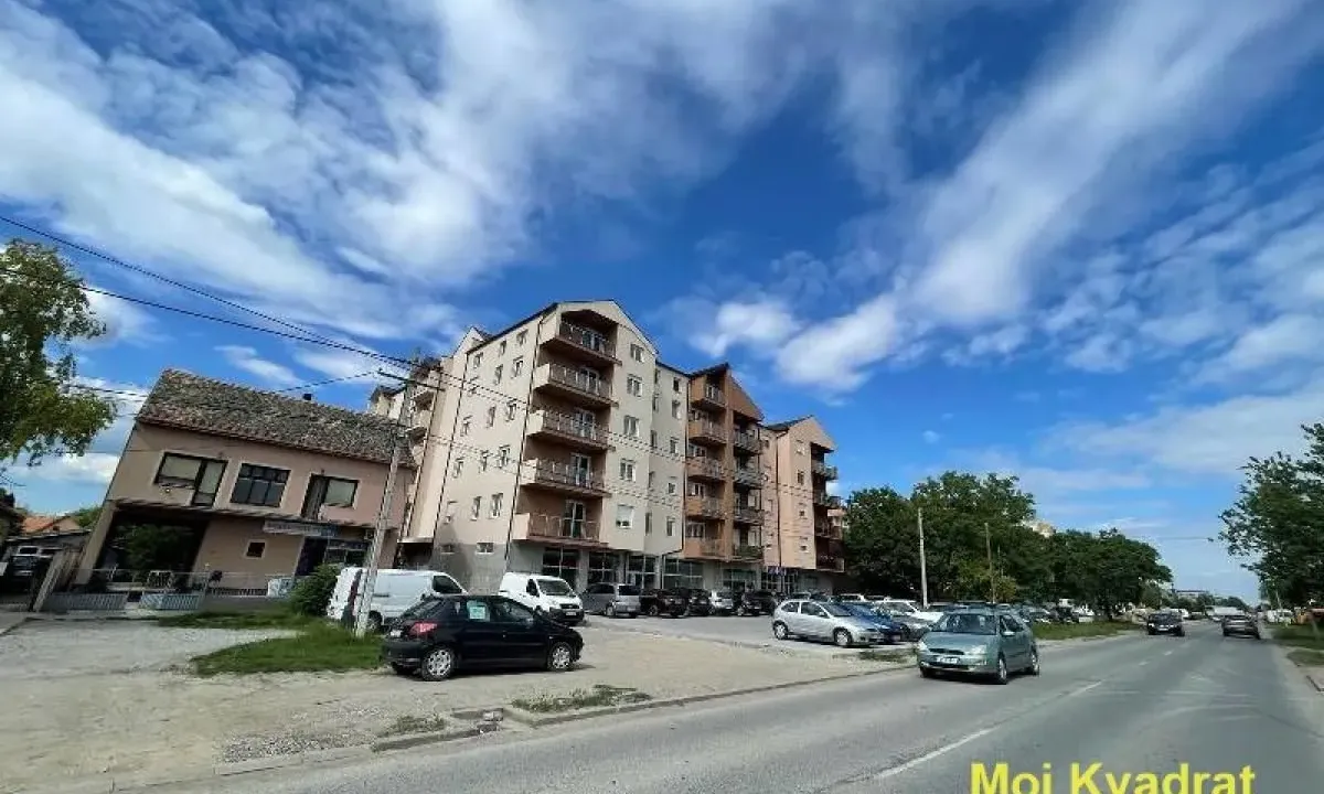 Izdavanje, poslovni prostor, 410m², Centar, Stara Pazova