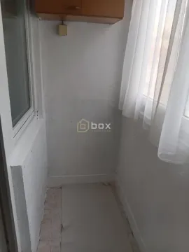 Pogled na zatvoreni balkon sa prozorima i zavesama. - image 12