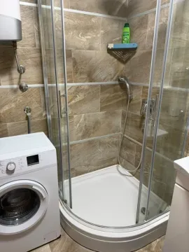 Kupatilo sa tuš kabinom i veš mašinom. - image 6