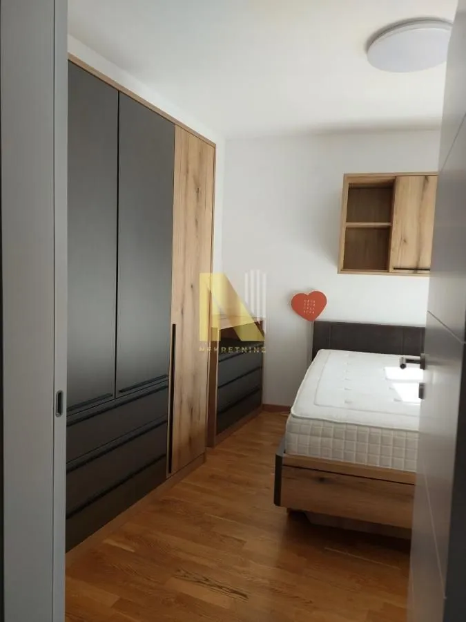 Nameštena spavaća soba sa garderoberom i krevetom.