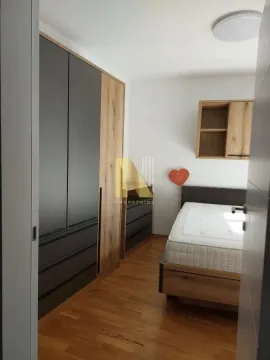 Nameštena spavaća soba sa garderoberom i krevetom. - image 8