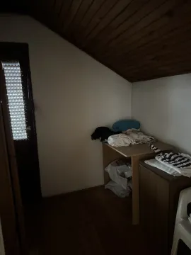 Mala mansardna soba sa kosim drvenim plafonom i namještajem. - image 17