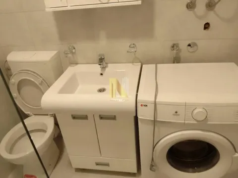 Manje kupatilo sa umivaonikom, WC šoljom i veš mašinom. - image 16