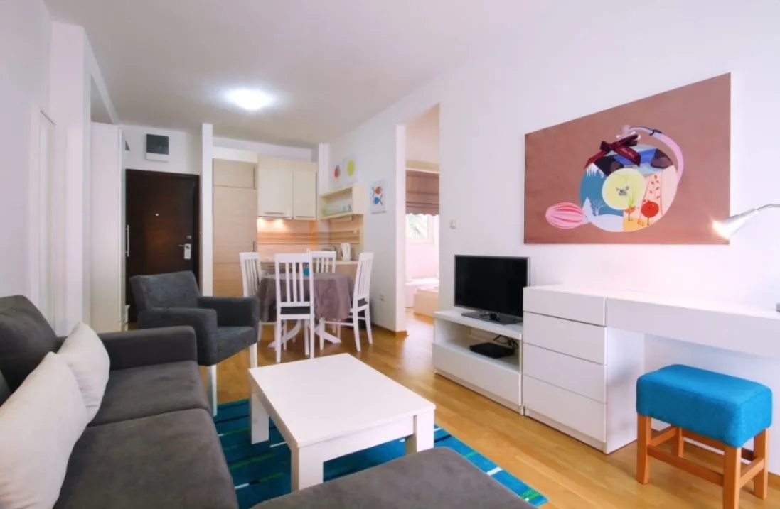 Izdavanje, dvosoban stan, 46m², Gospoština, Budva