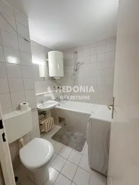 Kupatilo opremljeno kadom, umivaonikom, toaletom i veš mašinom. - image 10
