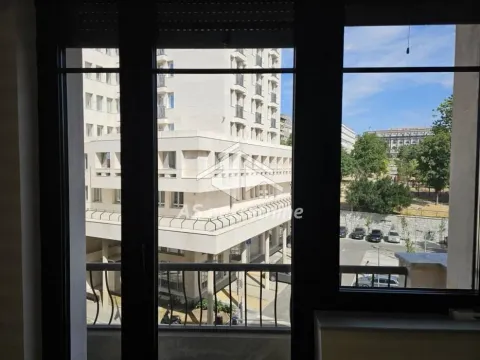 Pogled kroz prozor na okolne zgrade i gradsku ulicu. - image 15