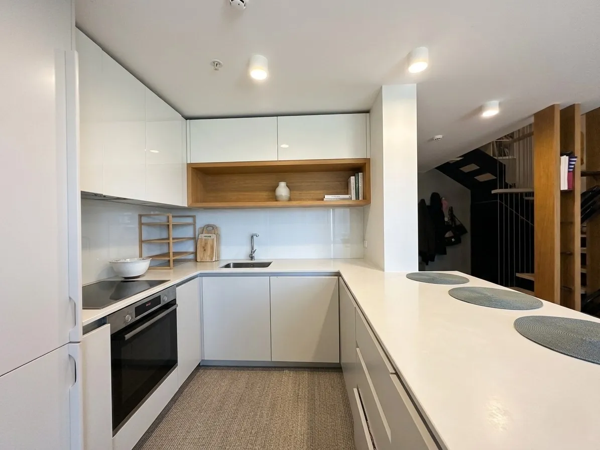 Izdavanje, dvosoban stan, 98m², Centar, Budva