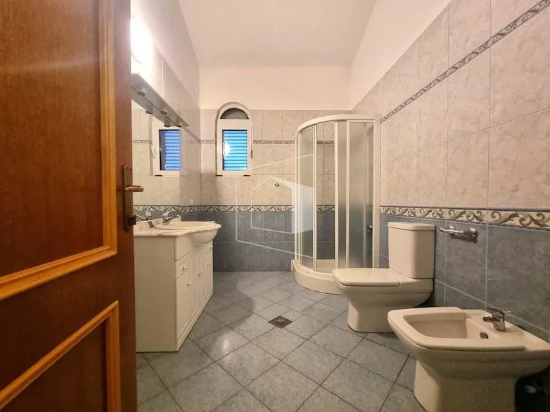 Izdavanje, kuća, 400m², Zlatica, Podgorica