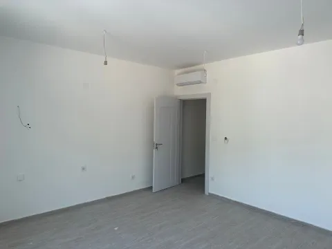 Prazna neopremljena soba sa bijelim zidovima, sivim laminatom i klima uređajem. - image 6
