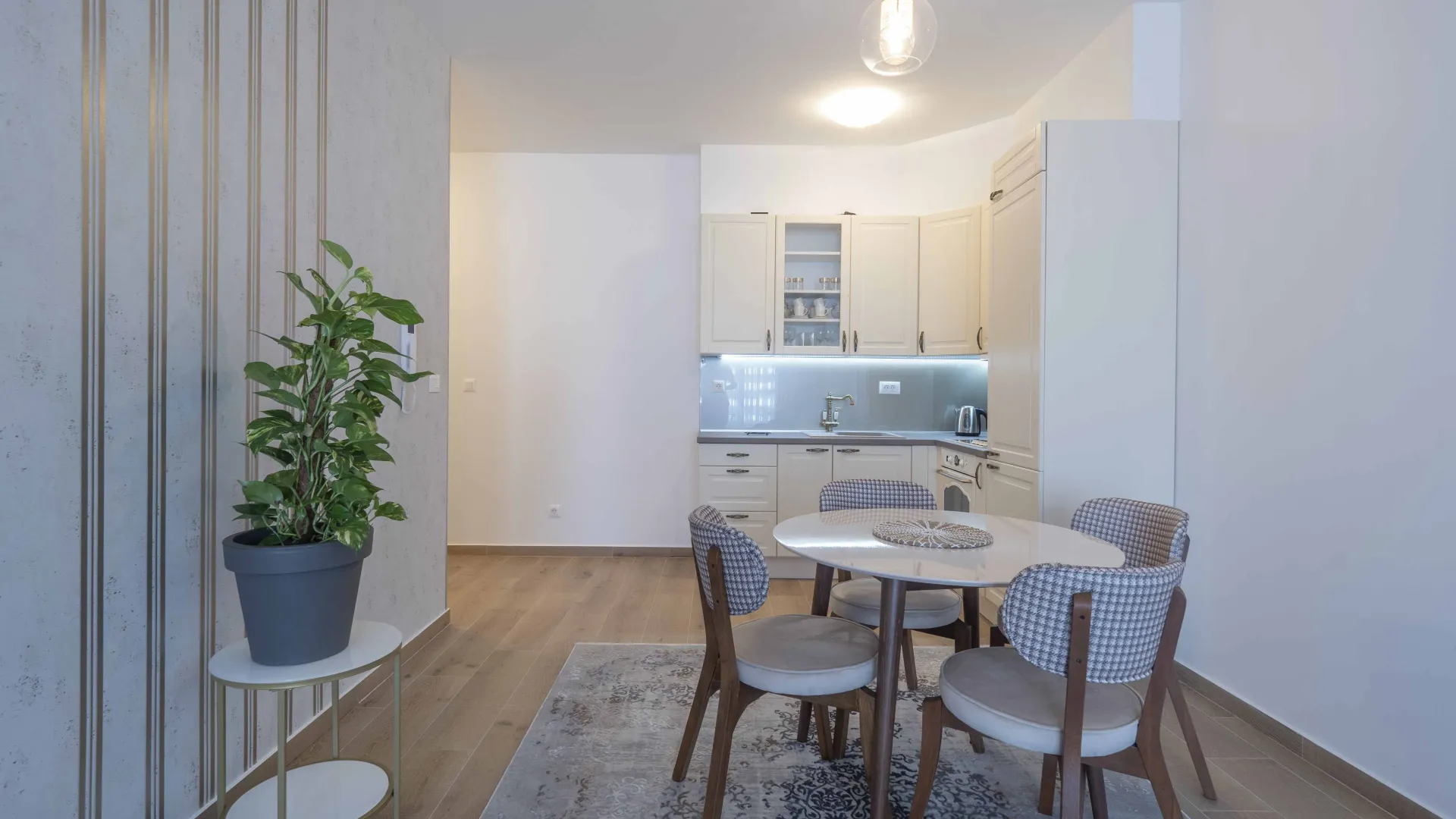 Izdavanje, jednosoban stan, 56m², Gospoština, Budva
