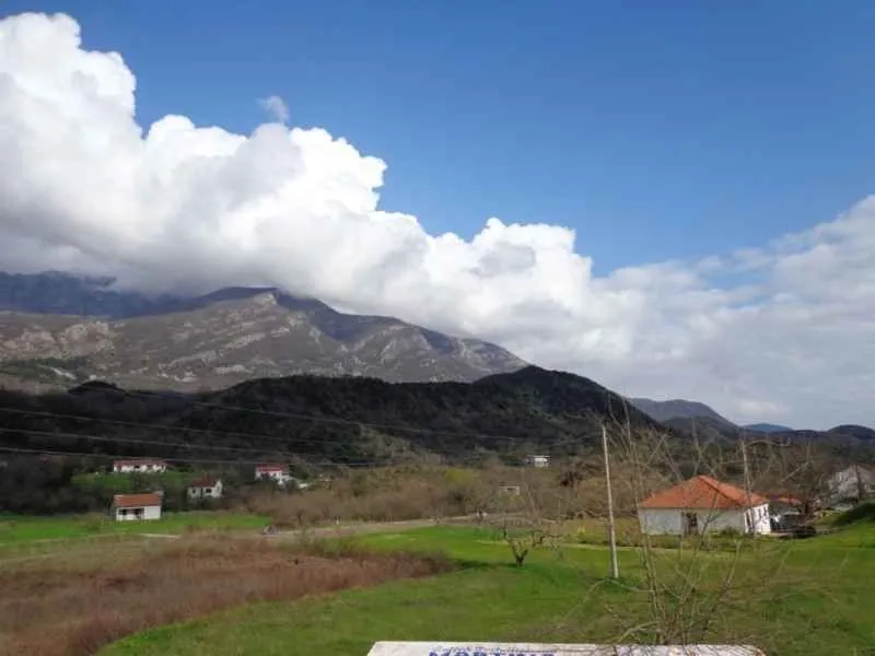 Pogled na okolnu prirodu, planine i kuće iz okoline.