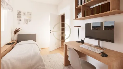 Manja spavaća soba sa krevetom, radnim stolom i policama za knjige. - image 5