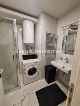 Moderno kupatilo opremljeno tuš kabinom, umivaonikom i veš mašinom. - image 9