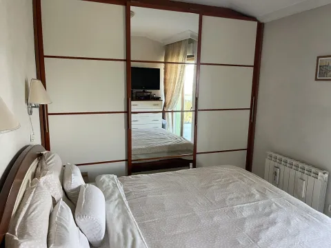 Svijetla spavaća soba sa velikim ugradnim plakarem i bračnim krevetom. - image 11