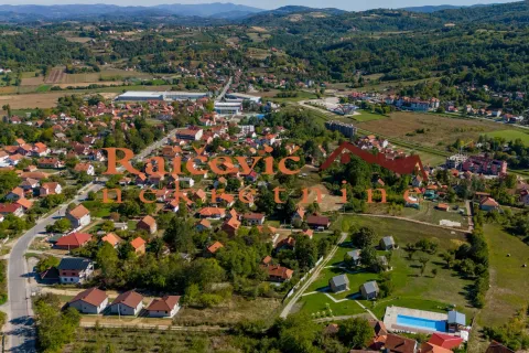 Pogled iz vazduha na naselje i okolni pejzaž. - image 6