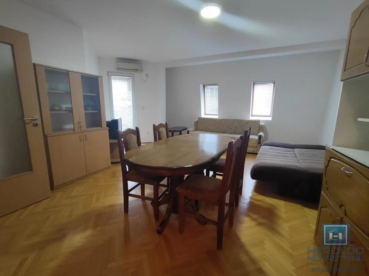 Izdavanje, trosoban stan, 71m², Centar, Jagodina