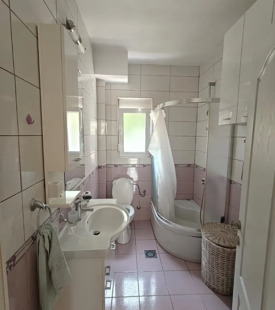 Izdavanje, dvosoban stan, 90m², Stari Aerodrom, Podgorica
