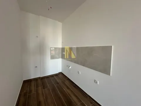 Prazan prostor predviđen za kuhinju sa keramičkim pločicama na zidu. - image 3