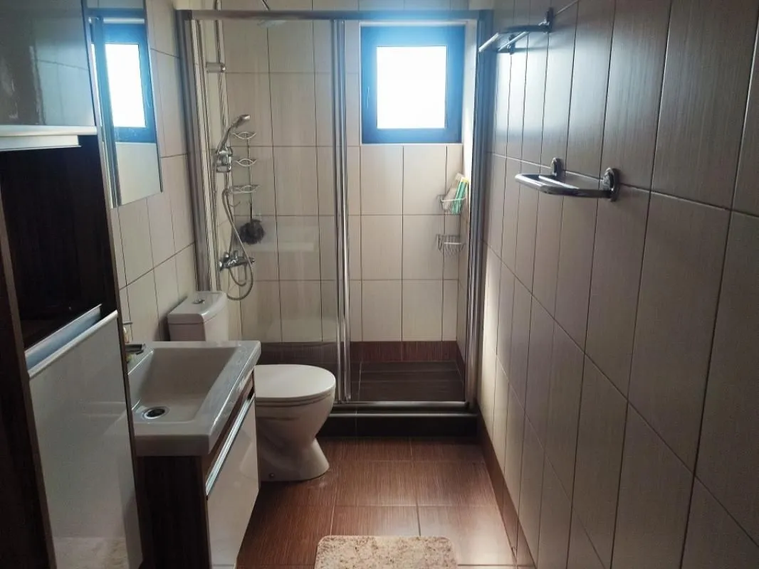 Kompaktno kupatilo sa tuš kabinom, umivaonikom i wc šoljom.