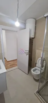 Pogled na kupatilo sa WC šoljom, tuš kabinom i bojlerom. - image 16