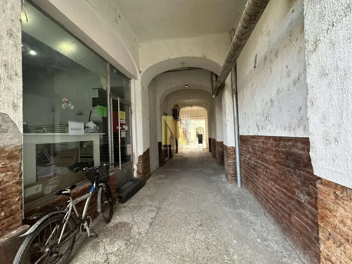 Prodaja, četvorosoban stan, 172m², Centar, Sombor