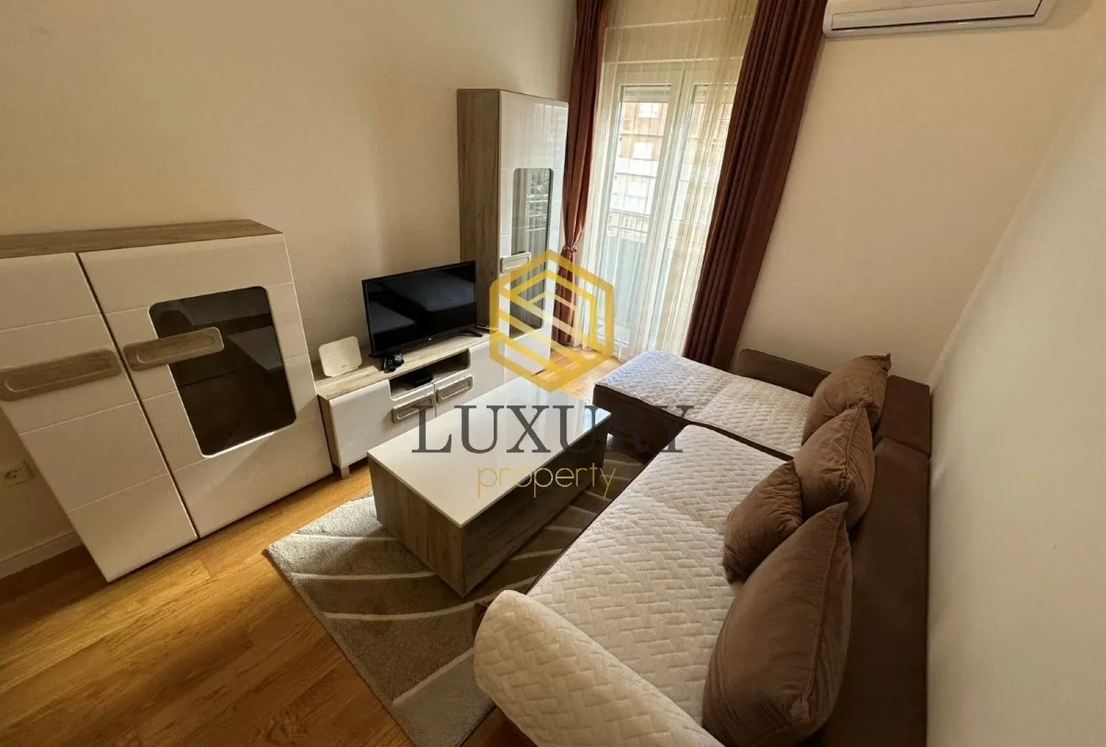 Izdavanje, jednosoban stan, 42m², Central Point, Podgorica