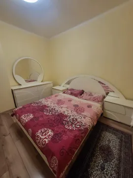 Svijetla spavaća soba sa bračnim krevetom i bijelim namještajem. - image 5