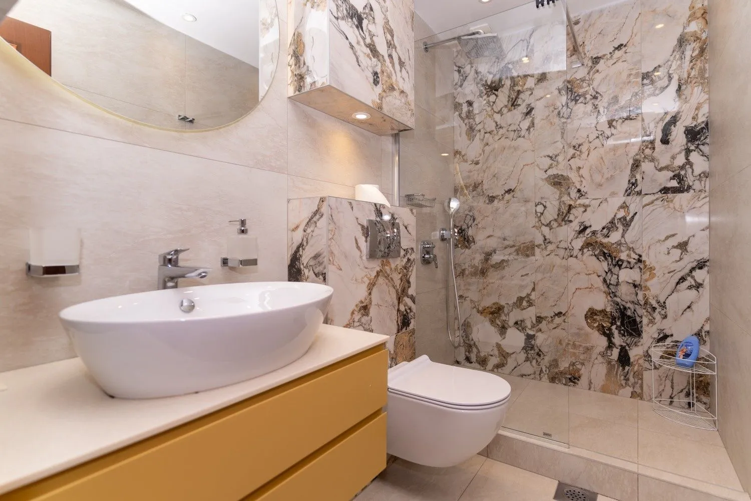 Izdavanje, trosoban stan, 200m², Gorica C, Podgorica