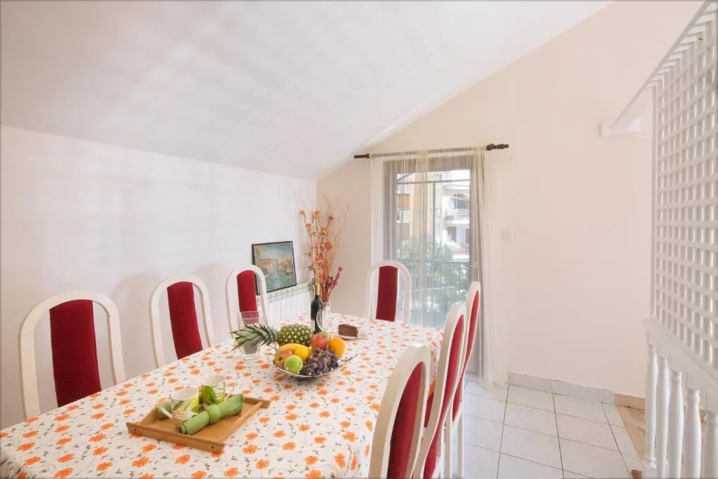Izdavanje, dvosoban stan, 85m², Budva, Crna Gora